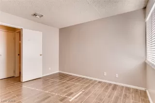 Photo #5: 2008922 Listing