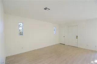 Photo #5: 2029829 Listing