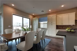 Photo #4: 2038663 Listing