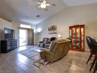 Photo #5: 2044433 Listing