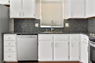 Photo #5: 2047892 Listing 