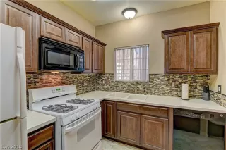 Photo #5: 2048600 Listing