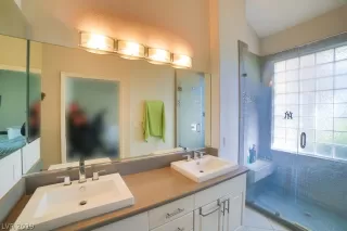 Photo #6: 2049401 Listing