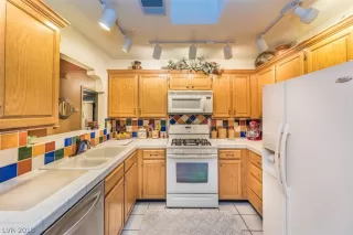 Photo #6: 2052621 Listing 