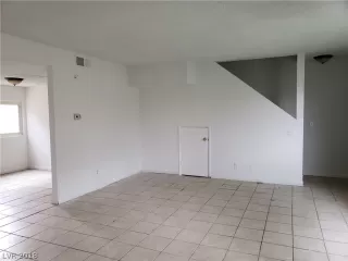 Photo #5: 2055912 Listing