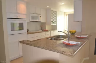 Photo #3: 2056932 Listing