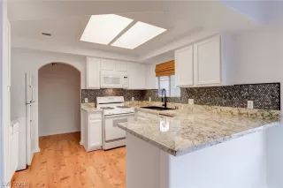 Photo #2: 2057598 Listing