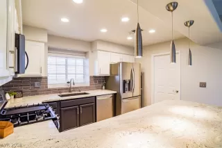 Photo #5: 2057693 Listing