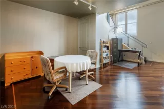 Photo #3: 2058198 Listing