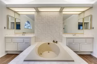 Photo #3: 2063286 Listing