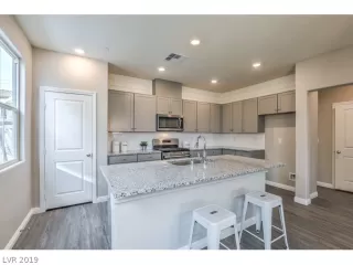 Photo #5: 2066907 Listing