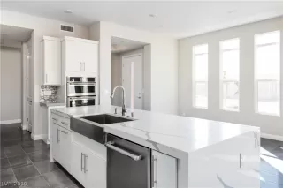 Photo #3: 2070113 Listing