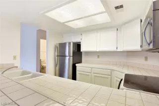 Photo #5: 2071148 Listing