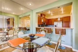 Photo #5: 2071192 Listing