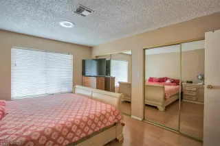 Photo #3: 2071882 Listing