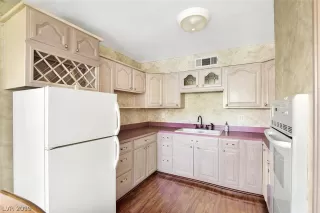 Photo #5: 2072685 Listing