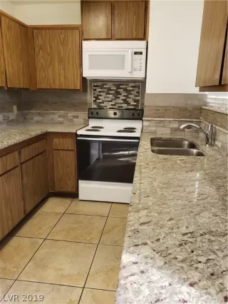Photo #5: 2072938 Listing 