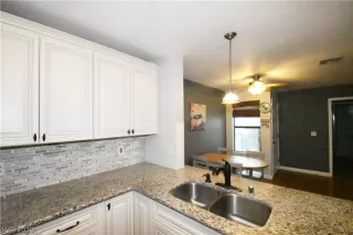 Photo #5: 2073069 Listing