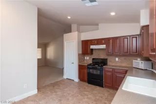 Photo #5: 2075401 Listing