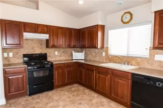 Photo #6: 2075401 Listing