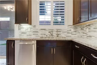 Photo #5: 2075582 Listing 