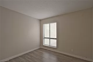 Photo #5: 2076182 Listing