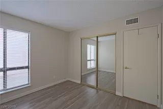 Photo #6: 2076182 Listing