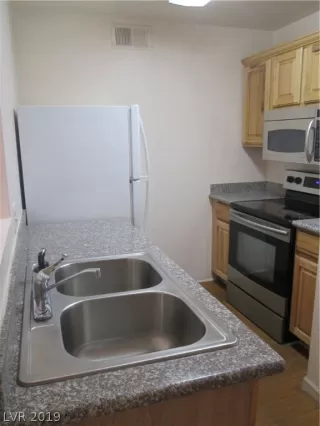 Photo #6: 2077155 Listing