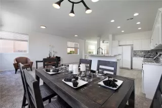 Photo #5: 2077397 Listing