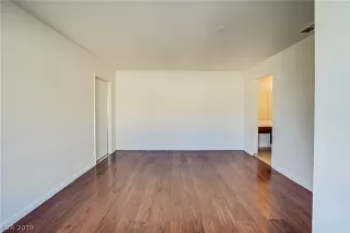 Photo #6: 2077678 Listing