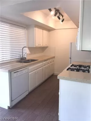 Photo #4: 2078202 Listing 