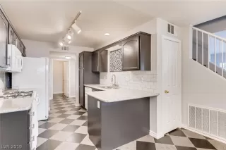 Photo #5: 2078373 Listing