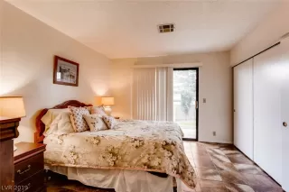 Photo #6: 2080429 Listing