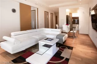 Photo #5: 2080833 Listing