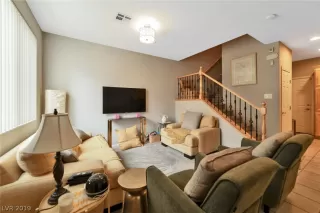 Photo #4: 2080882 Listing