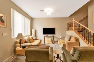 Photo #5: 2080882 Listing