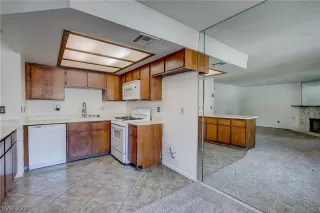 Photo #3: 2081367 Listing