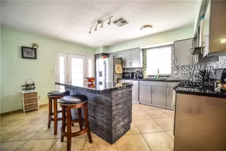 Photo #5: 2081552 Listing 