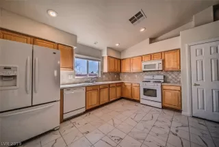 Photo #5: 2081566 Listing