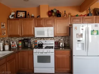 Photo #5: 2082806 Listing