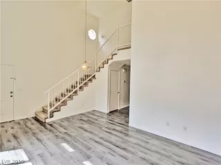 Photo #5: 2082938 Listing