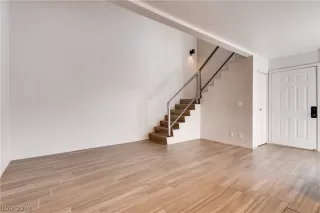 Photo #2: 2082995 Listing