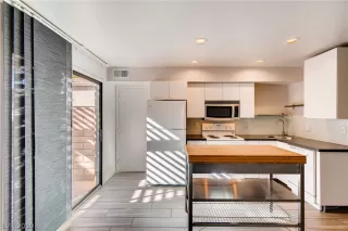 Photo #5: 2082995 Listing