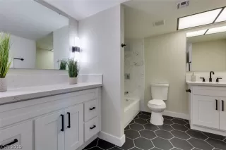 Photo #4: 2083400 Listing