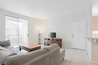 Photo #3: 2083428 Listing