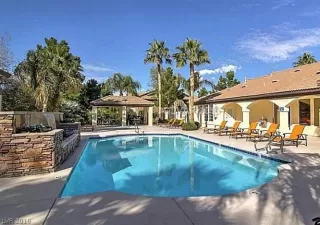 Photo #5: 2084591 Listing