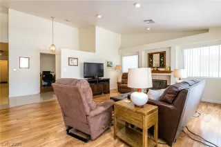 Photo #5: 2086565 Listing