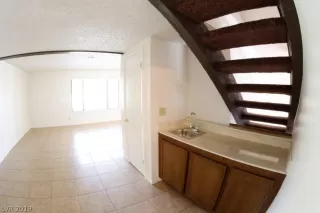 Photo #4: 2092340 Listing