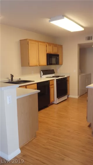 Photo #5: 2094576 Listing 