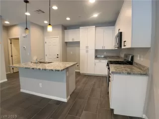 Photo #5: 2094916 Listing